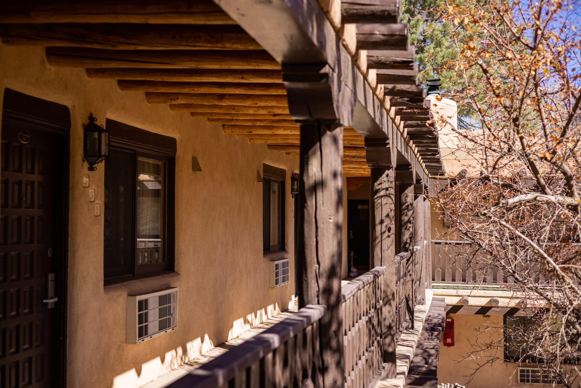Sagebrush Inn & Suites Таос Екстериор снимка
